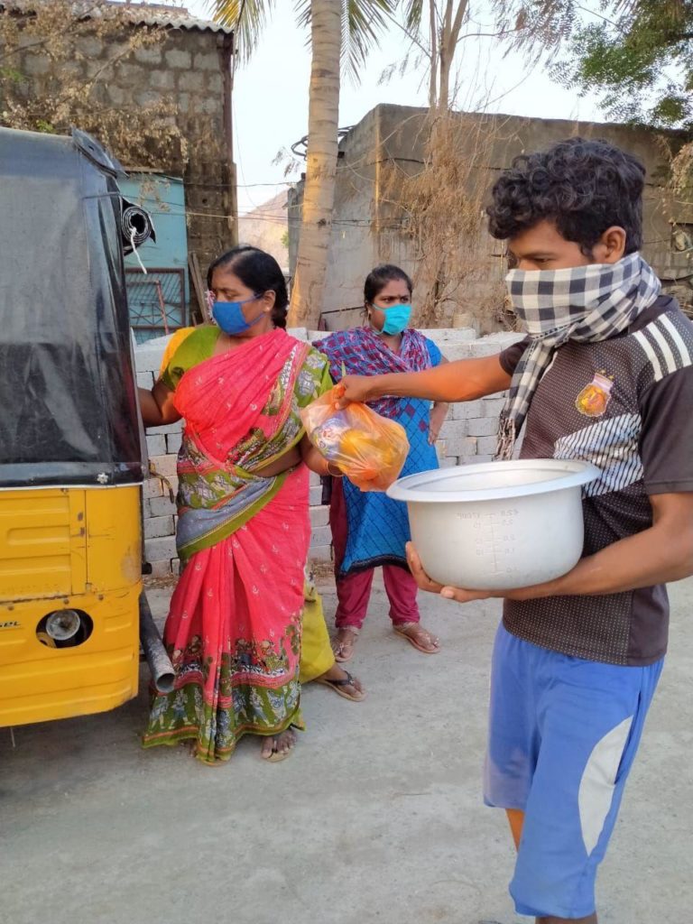 kanchikacharla villagers distributed groceries to migrant workers
