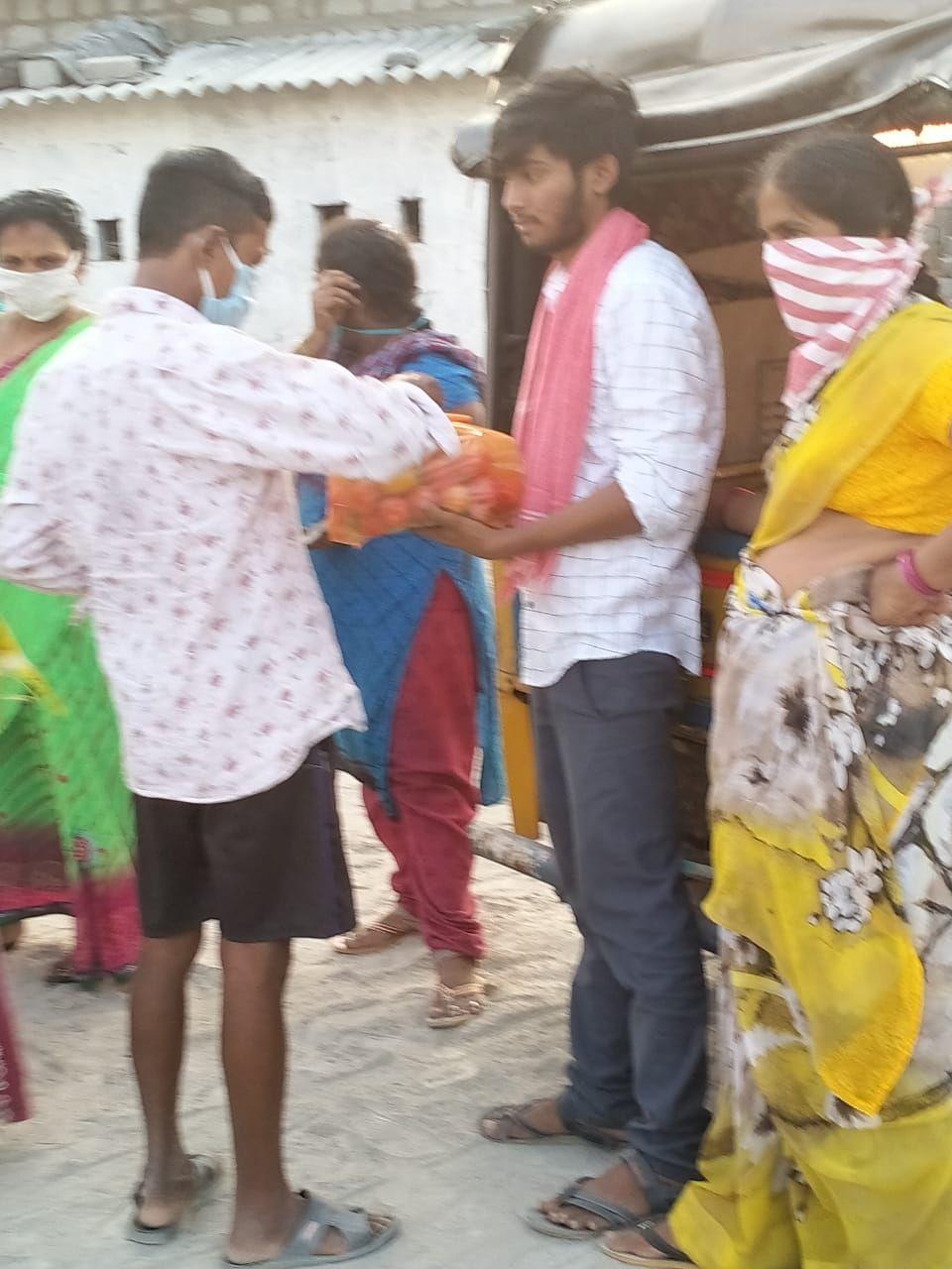 kanchikacharla villagers distributed groceries to migrant workers